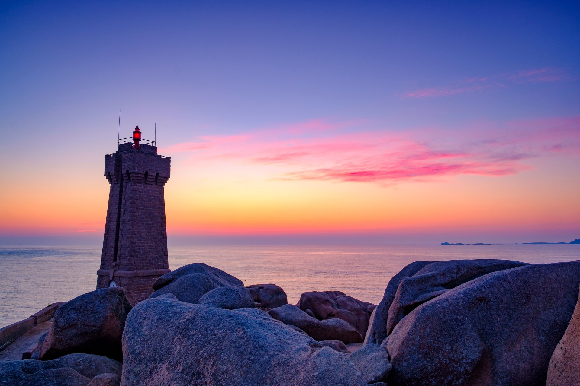 Phare de Ploumanac ' h à la côte de granit rose en Bretagne, en France pendant le coucher du soleil