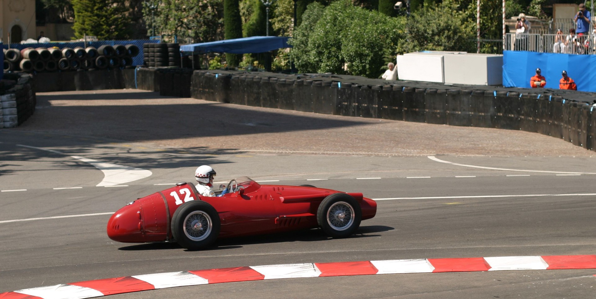 Ouvrez rouge historique de course de voiture sur le circuit